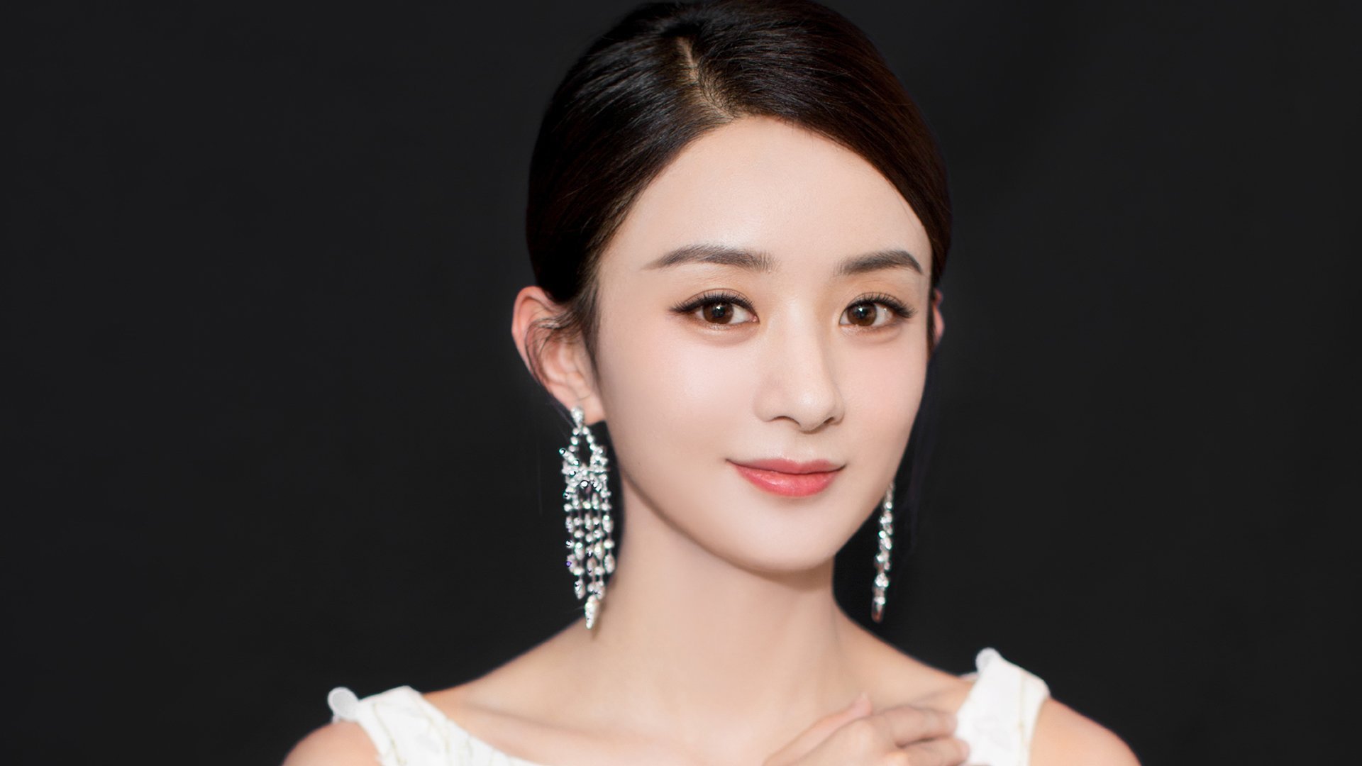 开云ky官网-赫罗纳后场稳固逐步化解对手攻势,赫罗纳队服